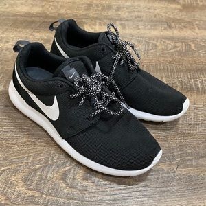 Women Nike Roshe One Size 7.5